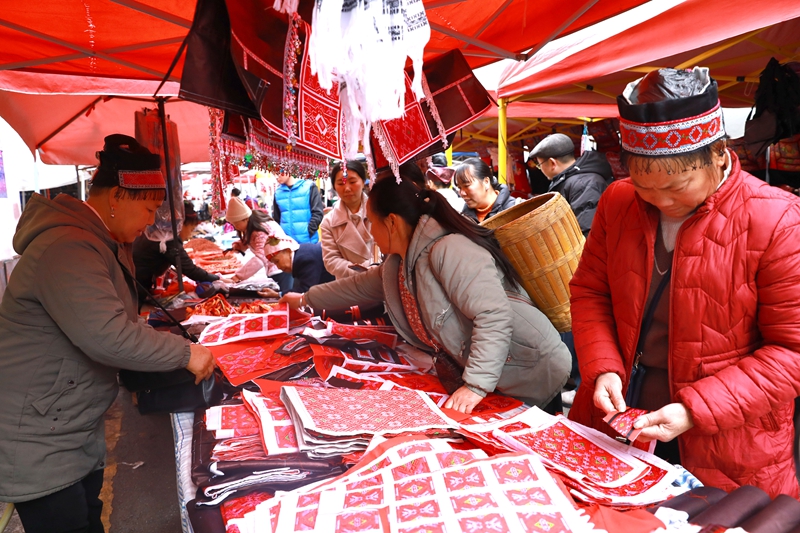 群眾正在挑選民族服飾飾品。楊家孟 攝 (1)