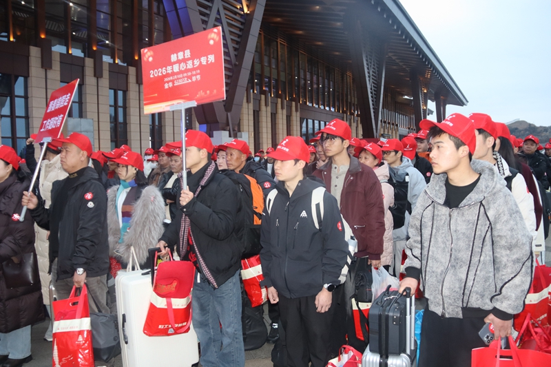 返鄉人員抵達畢節 彭靜 攝