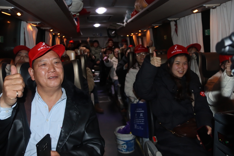 返鄉人員坐上開往赫章的大巴 彭靜 攝