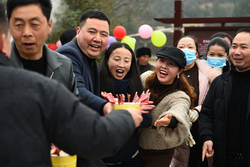 2月12日，贵州省黔西市甘棠镇大锡社区，村民正在参加打糍粑民俗活动。