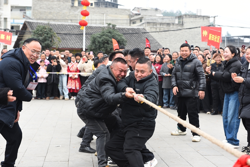 2月12日，贵州省黔西市甘棠镇联新社区，村民正在参加民俗活动。