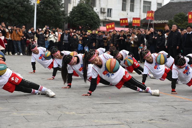 2月12日，贵州省黔西市甘棠镇联新社区，小朋友正在表演。