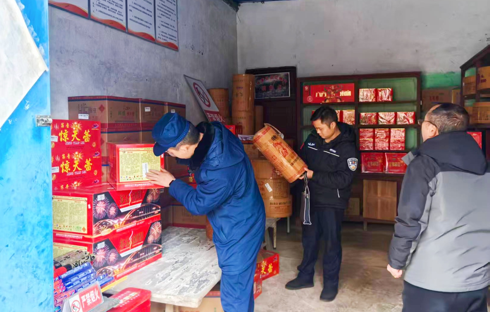 施秉消防對煙花經營場所開展消防安全檢查 2