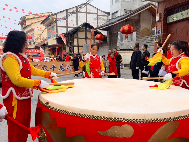 4、现场锣鼓喧天 。