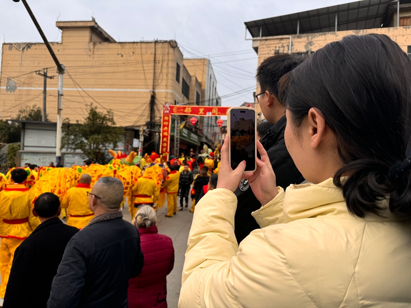5、围观群众纷纷拿出手机拍照录像，定格精彩瞬间。