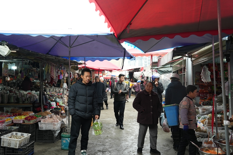 1、集市熙熙攘攘，煙火氣十足。