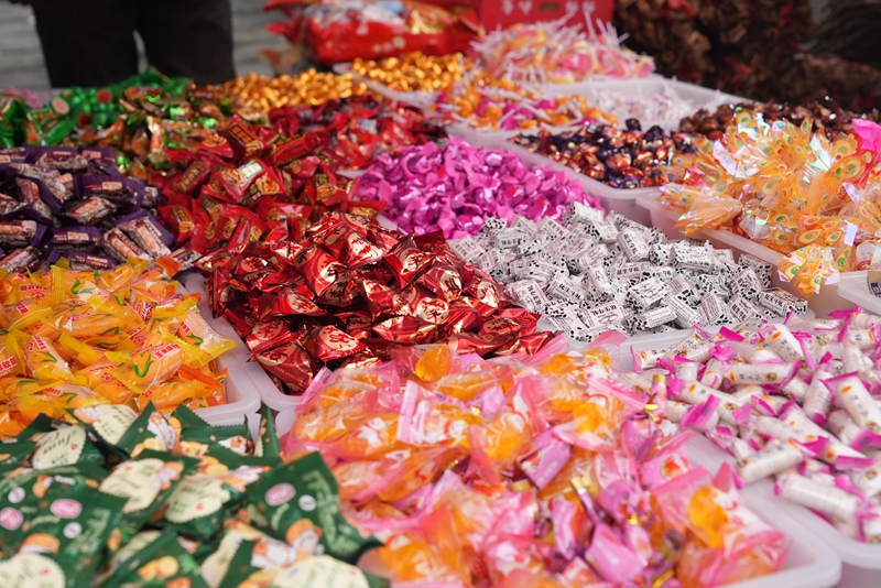 4、集市上的商品琳琅滿目。