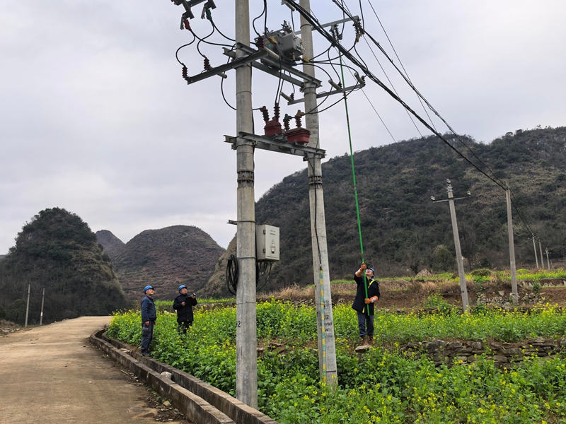 鎮寧供電局工作人員開展帶電作業前線路設備操作工作。榮永康 攝