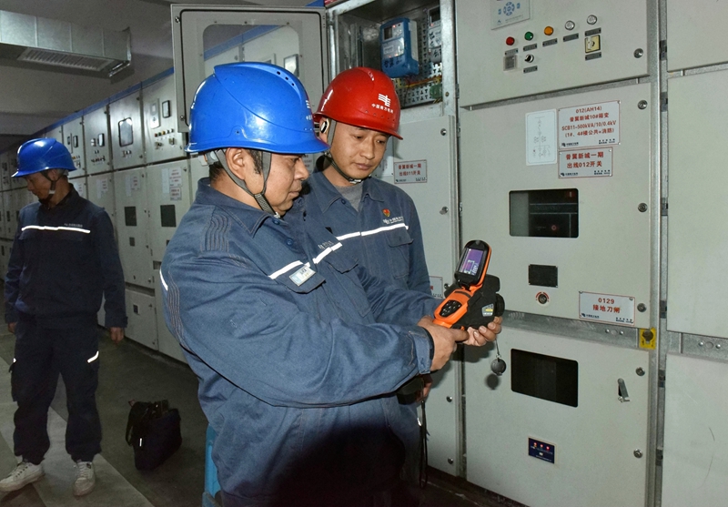 工作人員走進小區配電房開展設備測溫檢查。