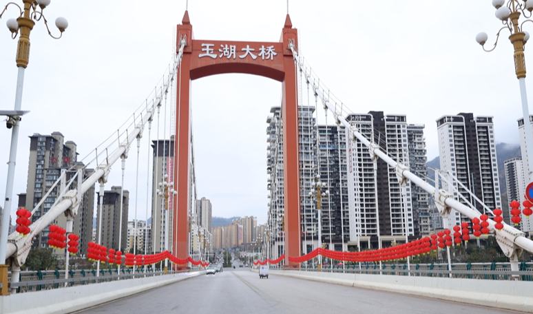 大紅燈籠高高挂 羅甸街頭年味濃