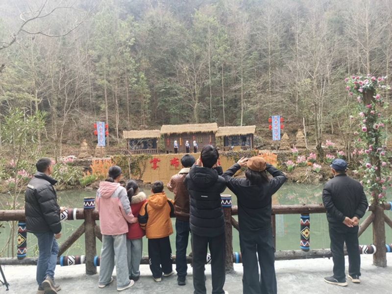 游客聆听布依山歌。