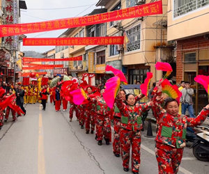 舞起龙灯过小年
