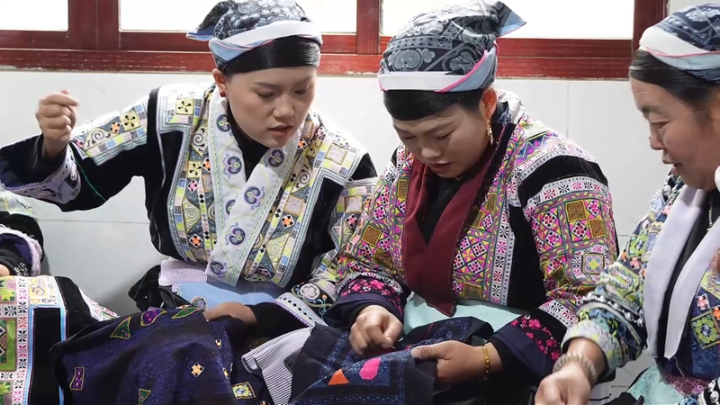 范正花(中間)與繡娘們一起繡苗繡2