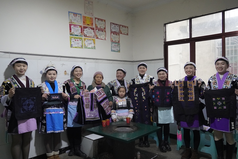 繡娘們展示自己親手制作的苗繡