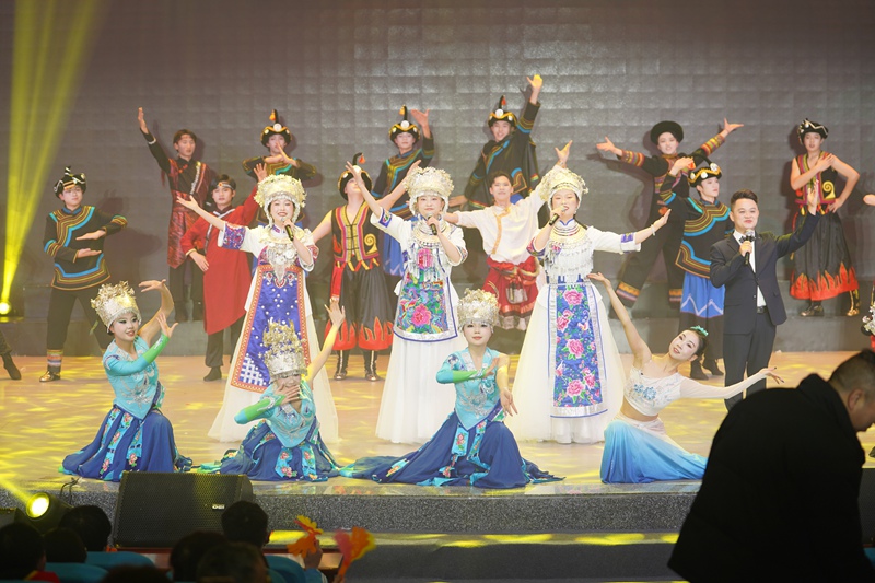精彩的歌舞表演 黄源汇 摄 (2)