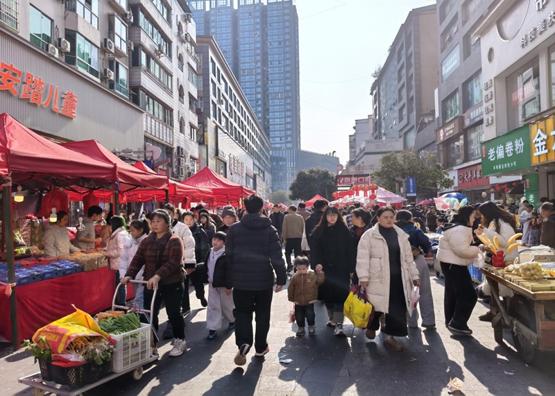 年味十足 年貨市場購銷兩旺。