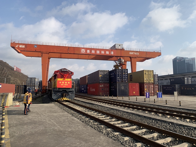 1 “贵州造”吉利汽车KD件首次实现一站式“集拼出海”