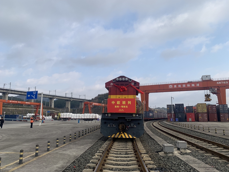 2 “贵州造”吉利汽车KD件首次实现一站式“集拼出海”