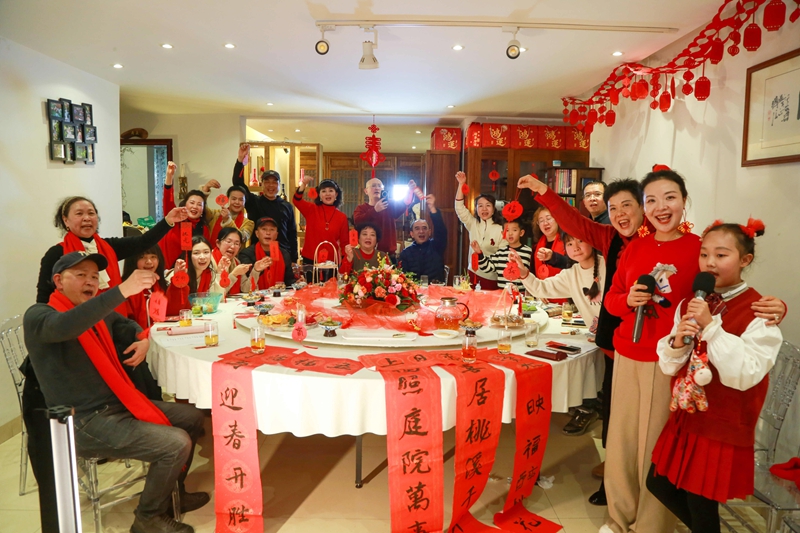 2月12日,贵州省遵义市红花岗区忠庄街道桃溪庭院一家人在家庭春晚现场欢聚一堂。李仁军摄