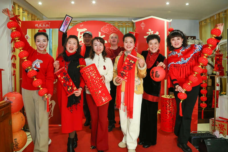 2月12日,家人在贵州省遵义市红花岗区忠庄街道桃溪庭院家庭春晚后合影。李仁军摄