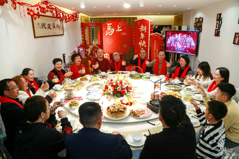2月12日,家人在贵州省遵义市红花岗区忠庄街道桃溪庭院家庭春晚后欢聚一堂吃年饭,欢庆新年。李仁军摄