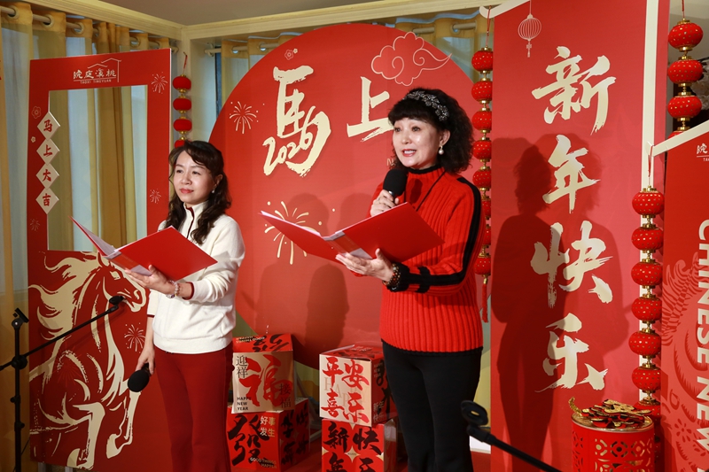 2月12日,家人在贵州省遵义市红花岗区忠庄街道桃溪庭院家庭春晚现场表演诗朗诵。李仁军摄
