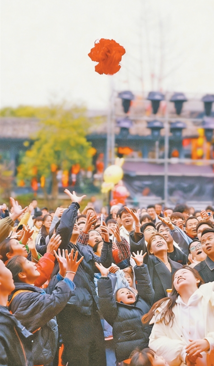 贵州安顺市安顺古城历史文化街区,游客们参与新春活动。陈 婷摄(人民视觉)