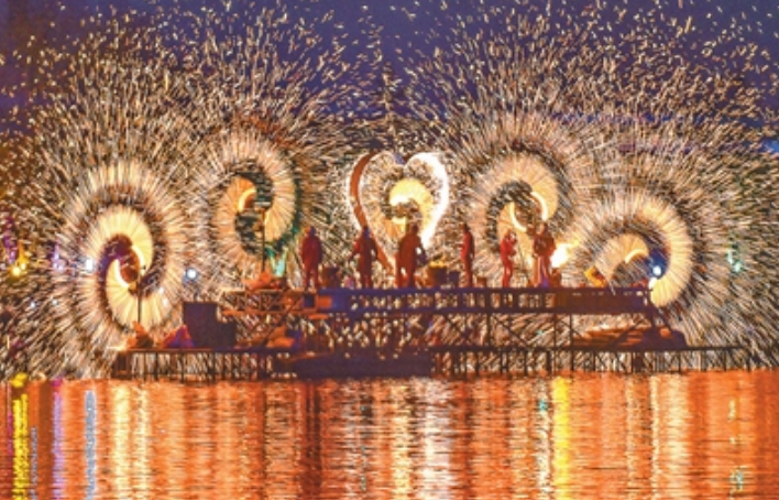 河南洛阳市隋唐城遗址植物园,水上打铁花正在上演。黄政伟摄(新华社发)