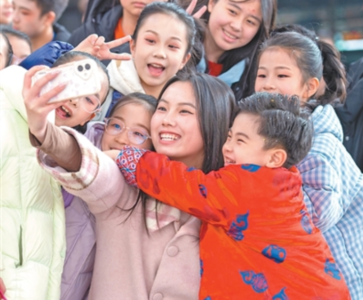 湖南长沙南站,旅客们在自拍合影,记录新春旅途的欢乐瞬间。陈俊彦摄(人民视觉)