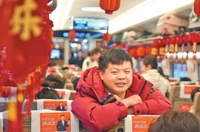 技术工人乘坐务工定制专列G4840次列车,从江西吉安前往江苏苏州学习深造。 王梦婧子摄(人民视觉)