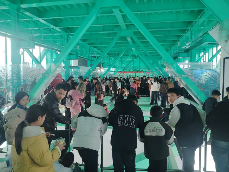 1 图为玻璃大厅-人山人海.jpg