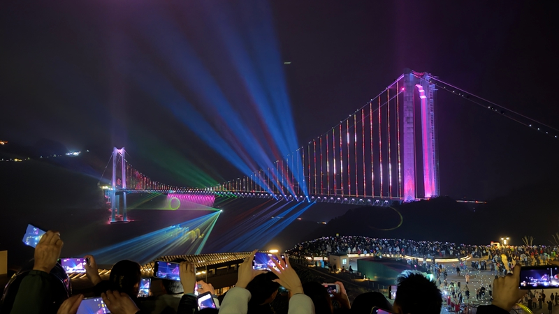 2 图为观景台上来自五湖四海的游客打卡拍照.jpg