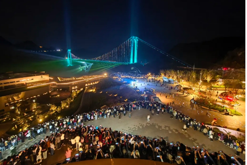 3 图为观景台夜景-人山人海.jpg