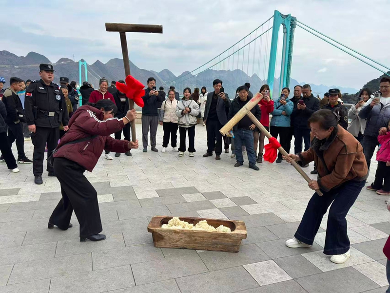 6 图为游客参与打糍粑现场.jpg