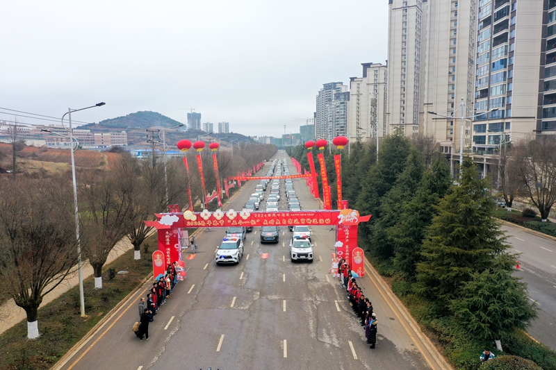 圖為2月19日，威寧自治縣2026年春節“五個一批”點對點自駕返崗歡送儀式現場，自駕返崗車輛啟程出發。（陳逍 攝）.JPG