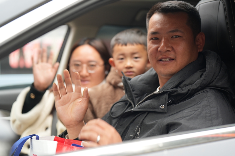 圖為2月19日，在威寧自治縣2026年春節“五個一批”點對點自駕返崗歡送儀式現場，返崗群眾揮手道別。（文旭 攝）.JPG