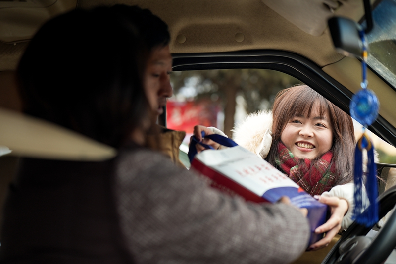 圖為2月19日,在威寧自治縣2026年春節“五個一批”點對點自駕返崗歡送儀式現場,工作人員正在為返崗群眾發放伴手禮。(周陽 攝).jpg