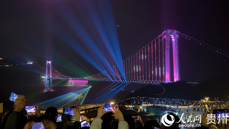 夜幕降临,大桥观景台上游客打卡拍照。人民网记者 高华摄