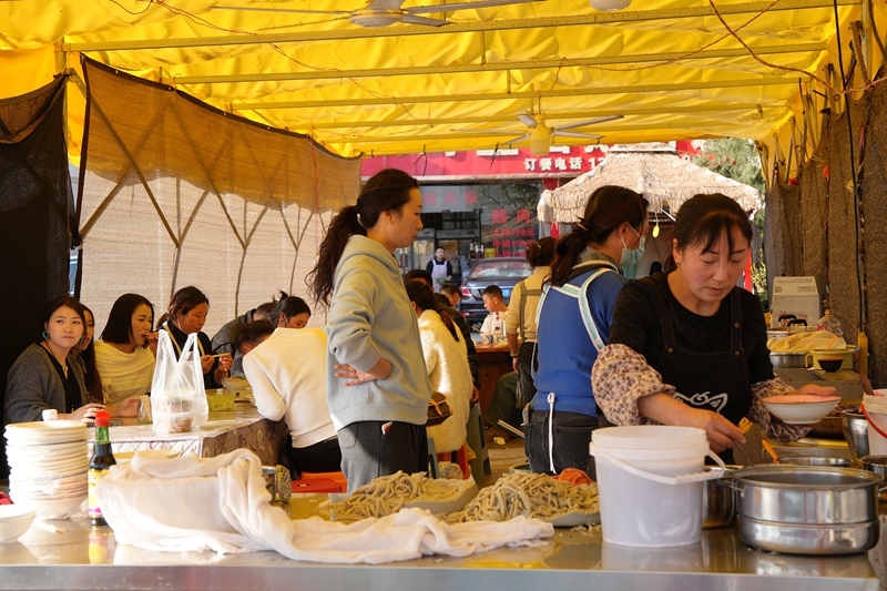 2026年2月20日，江家灣碼頭小吃店座無虛席，生意火爆。岳剛攝