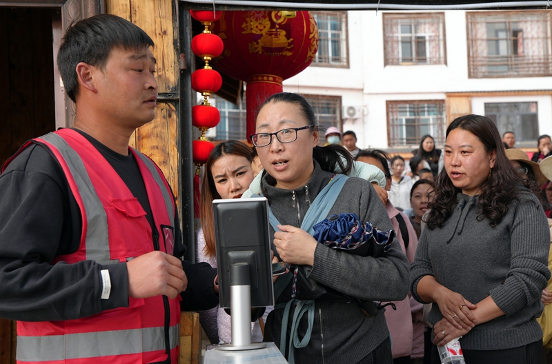 2026年2月20日，游客在掃碼進入碼頭觀看海鷗。岳剛攝