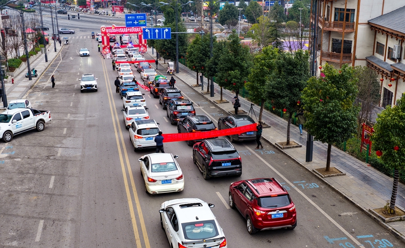 赫章县2026年劳务人员返岗集中出发 陈春志 摄1.JPG