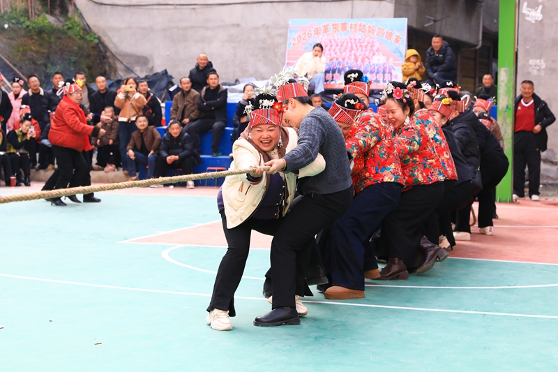 在剑河县仰阿莎街道革东寨村，姑妈和舅妈正在开展拔河比赛。钟成炫 摄