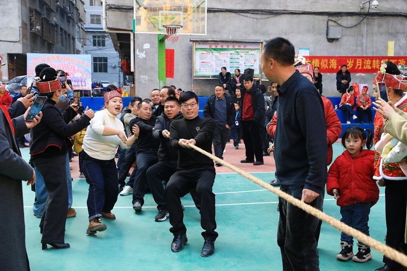 在剑河县仰阿莎街道革东寨村，姑爹和舅爹正在开展拔河比赛。钟成炫 摄