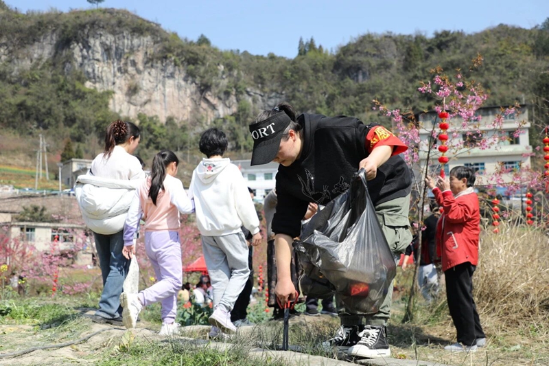 9 志愿者在樱花园内捡拾垃圾维护环境卫生