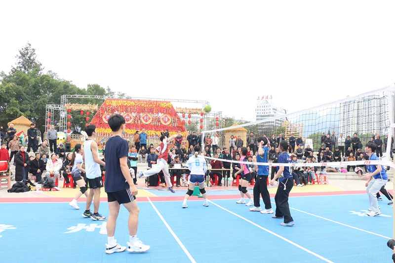 2 圖為貴州荔波鄉村氣排球比賽現場。