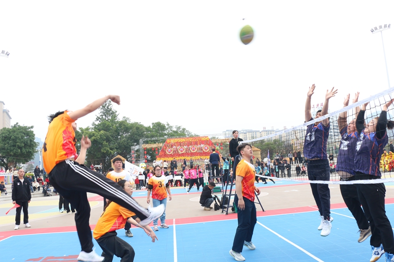 3 圖為貴州荔波鄉村氣排球比賽現場。