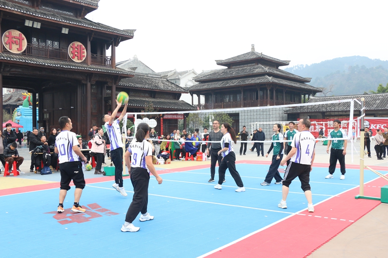 4 圖為貴州荔波鄉村氣排球比賽現場。