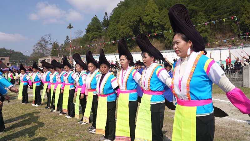 苗族群众穿着盛装舞蹈。