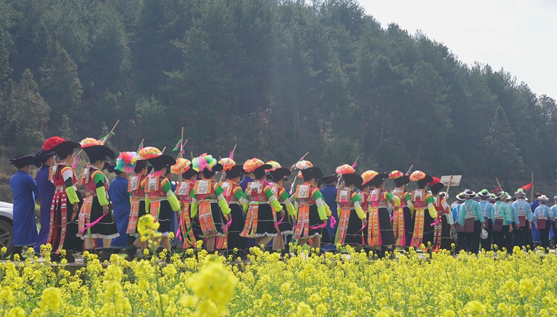 苗族群众盛装参加“跳洞”。