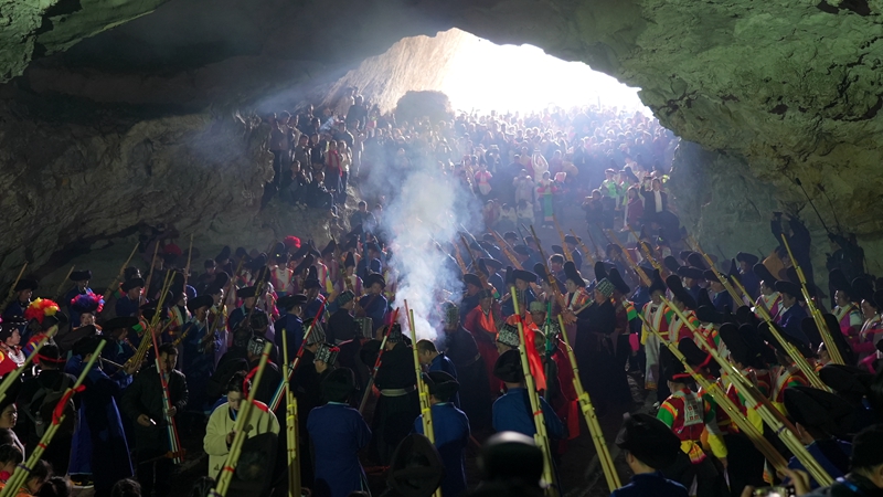苗族群众在洞内吹起芦笙跳起舞。